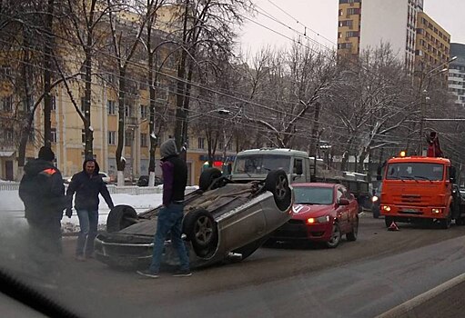 Спортивный автомобиль перевернулся на проспекте Гагарина (ФОТО)