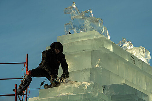 Вице-мэр Екатеринбурга в мороз пригласил журналистов на открытие ледового городка и не пришел