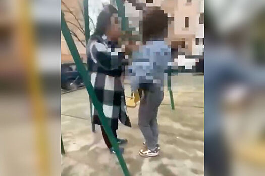 Жительница Сочи избила девочку-подростка на детской площадке