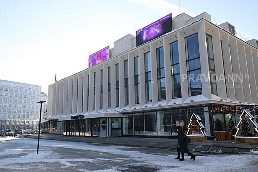 Несколько нижегородцев вышли с пикетом перед спектаклем Лии Ахеджаковой