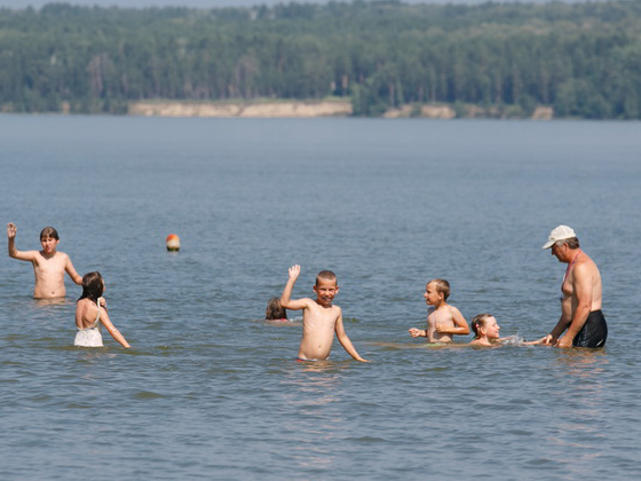Обское водохранилище новосибирск. Алтайский край обское море. Купание в оби. В обском упала вода. Разрушение берега на обском водохранилище.