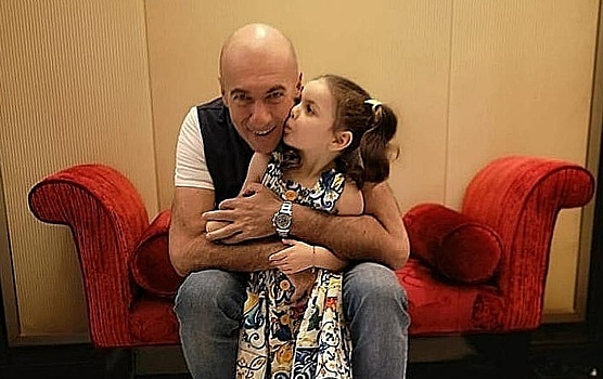 3-летняя внучка Игоря Крутого рассмешила поклонников песней на унитазе