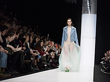 Пластиковые лифы, рубашки вместо юбок и полностью прозрачные платья на показе KETIone