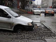 «Рено» увяз в яме на перекрёстке в самом центре Новосибирска — вытаскивали тросом