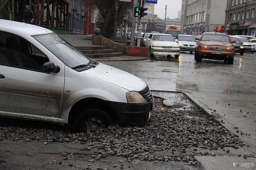 «Рено» увяз в яме на перекрёстке в самом центре Новосибирска — вытаскивали тросом