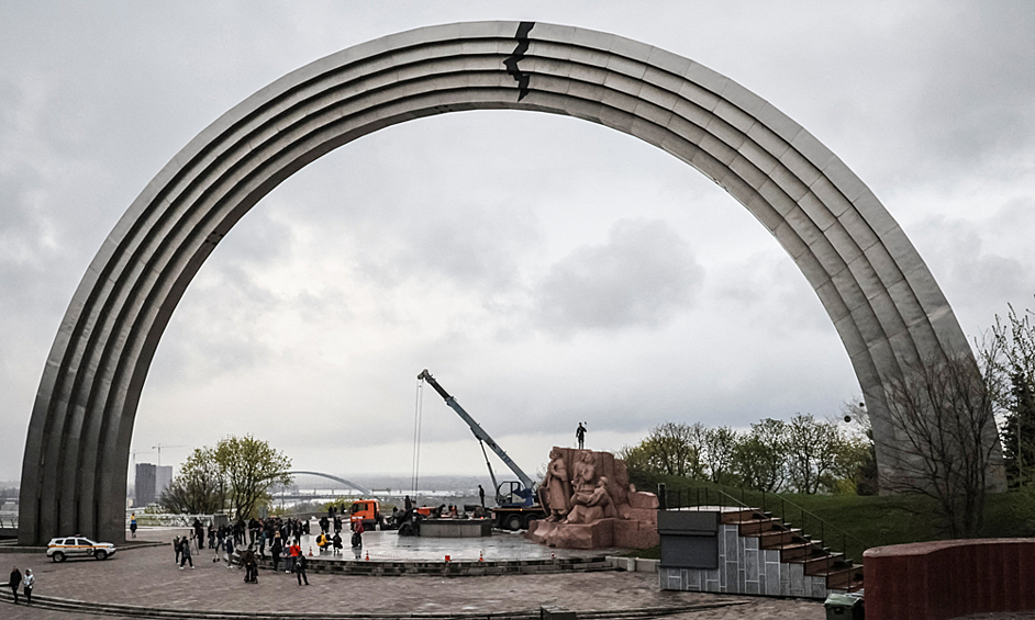 Советский памятник дружбе украинского и русского народов во время сноса в центре Киева