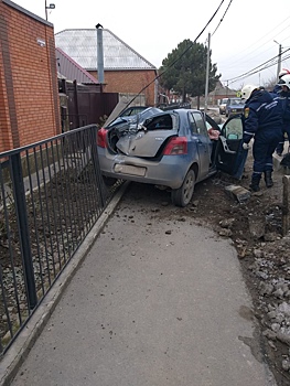 Водитель иномарки в Таганроге врезался в столб и погиб