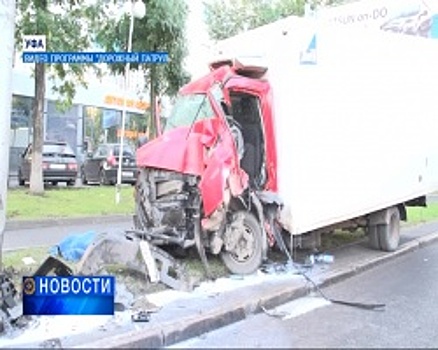 В Уфе водитель грузового автомобиля «Ивеко» разбился насмерть, врезавшись в столб