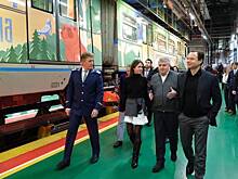 По синей линии курсирует тематический состав