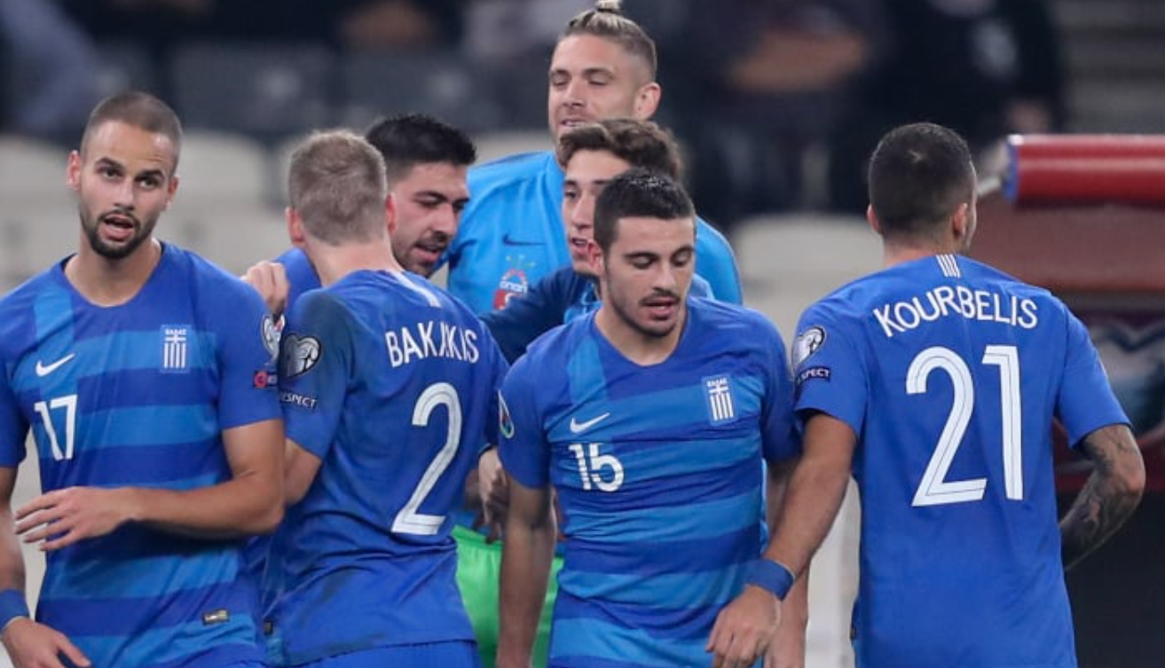 На новой форме сборной Греции по футболу нашли свастику