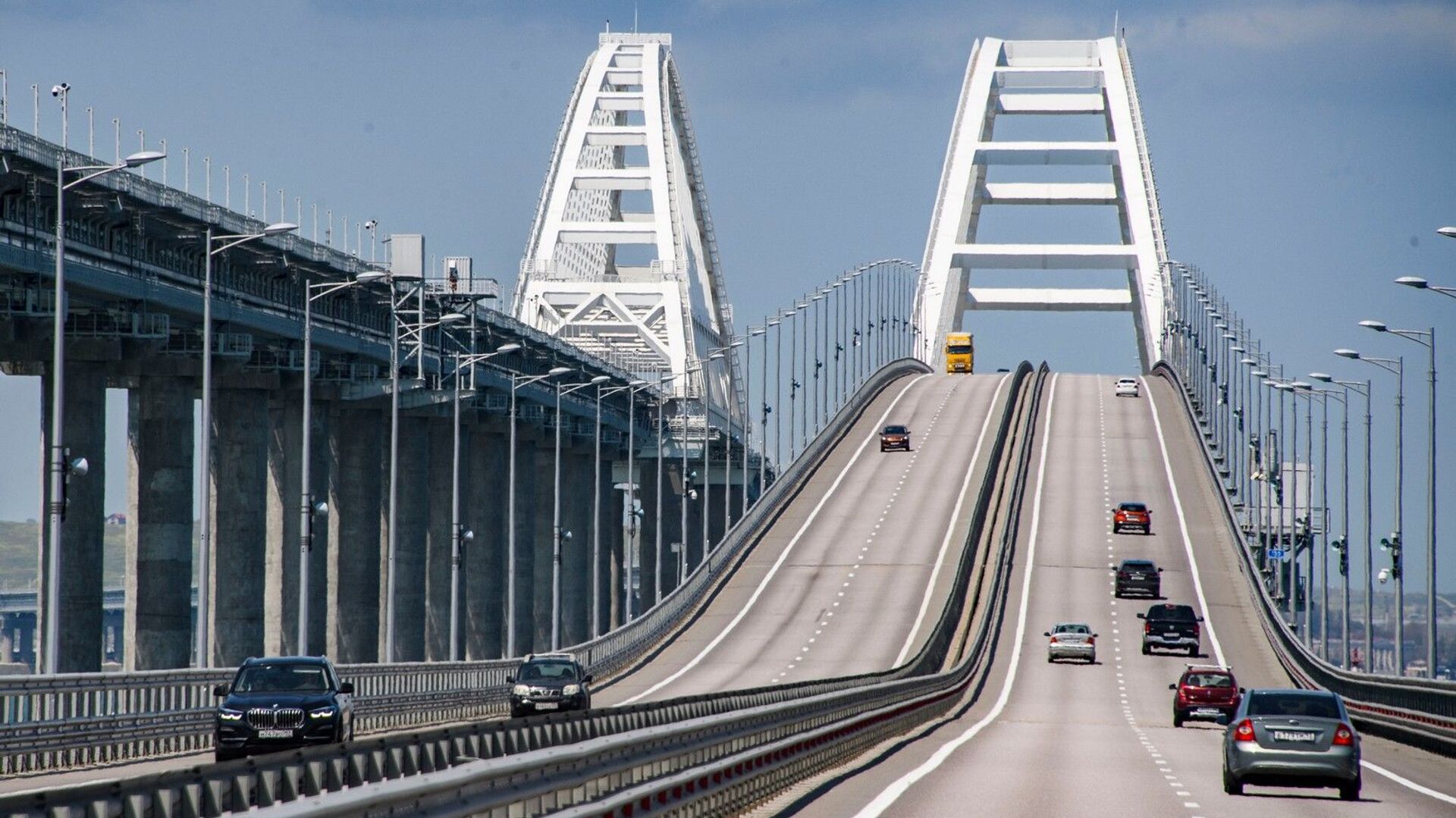 Очередь на Крымский мост выросла до 4 км из-за дождя