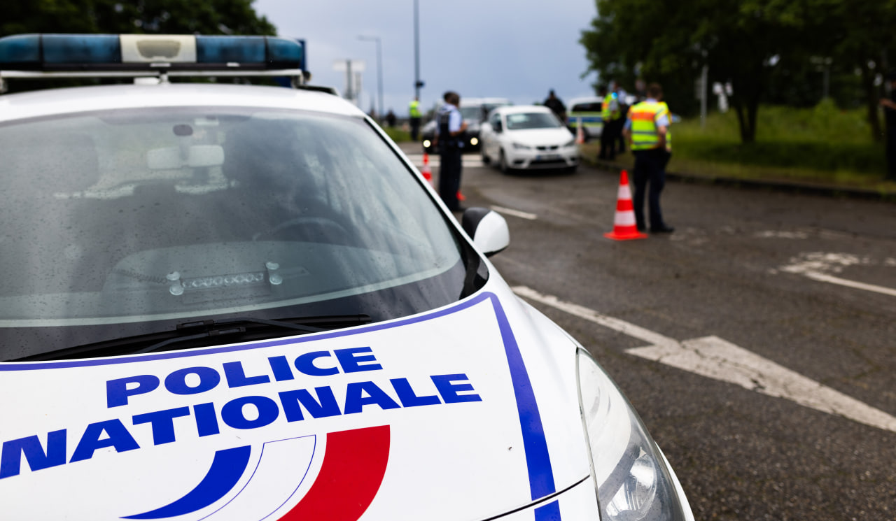 СМИ: в пригороде Парижа угнали машину Минфина Франции