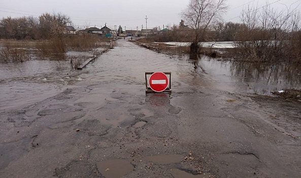 На мосту под Волгоградом из-за паводка перекрыли движение транспорта