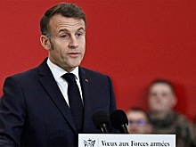 Макрон выступил перед военными с заплывшим кровью глазом