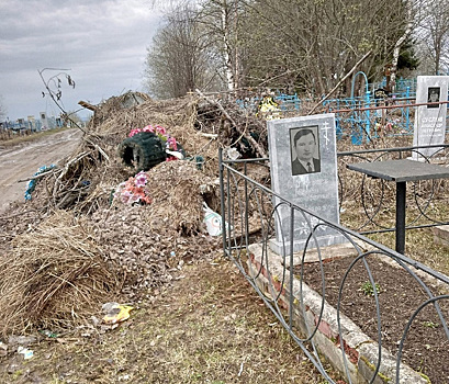 Жителей Чердыни возмутила куча мусора рядом с могилой ветерана