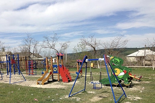 В селе Буйнакского района установили детскую площадку