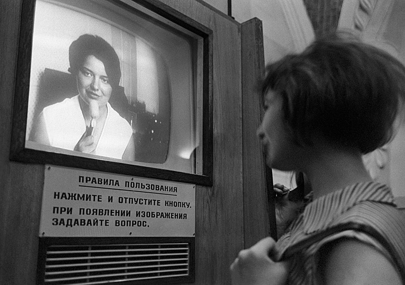 Станция «Комсомольская» Кольцевой линии. На снимке: телевизионная справочная в вестибюле станции, 1968.