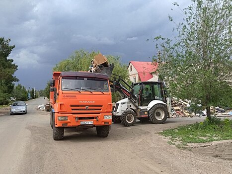 В Оренбурге продолжают вывозить мусор, образовавшийся из-за наводнения