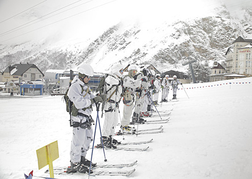 Команда ЦВО лидирует на чемпионате Вооруженных Сил по зимнему горному троеборью