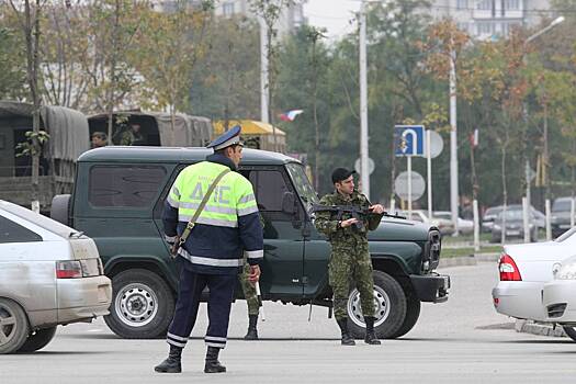 В Чечне выставили на всеобщее обозрение тело подростка, напавшего на пост ДПС. Среди наблюдавших могли быть его родственники