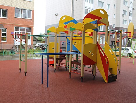 В Заволжском районе по инициативе жителей отремонтировали детскую площадку