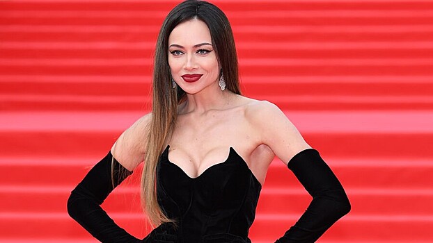 Настасья Самбурская показала фигуру в «голом» платье