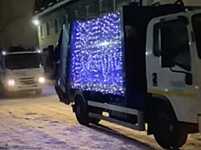 По Перми ездят мусоровозы в гирляндах