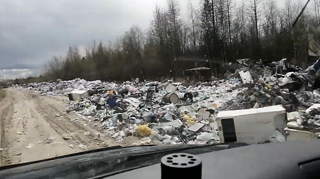 Под Надымом жители устроили свалку протяженностью в несколько сотен метров. ВИДЕО