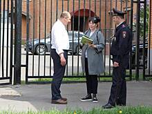 Полицейский и прохожий в Москве освободили мальчика, застрявшего головой в ограде