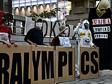 В Токио на фоне закрытия Паралимпиады проходит акция протеста против олимпийского движения