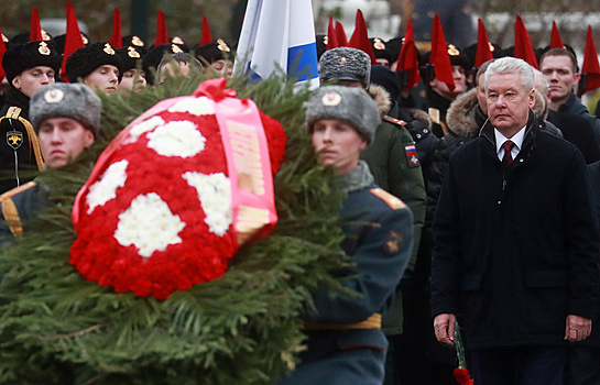 Собянин возложил цветы к Могиле Неизвестного Солдата