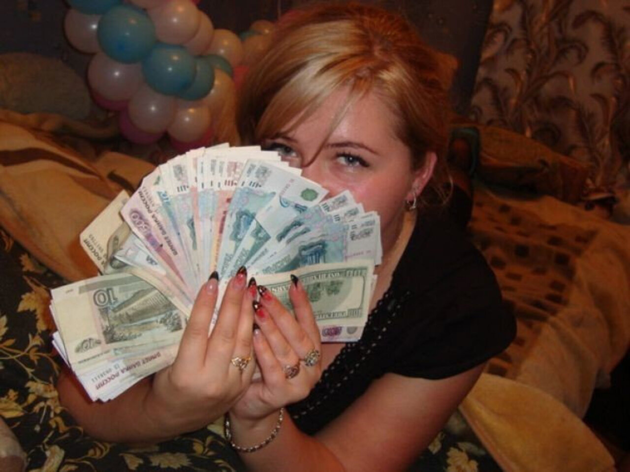 Бабло россия. Девушка с деньгами. Деньги в руках женщины. Деньги в женских руках. Девушка с рублями в руках.