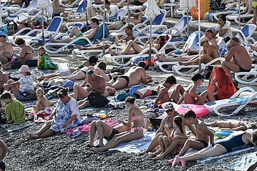 Толпы туристов на пляжах Крыма попали на видео и возмутили пользователей сети