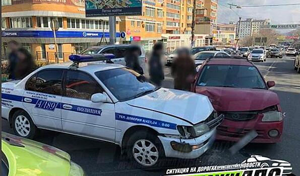 Полицейская машина во Владивостоке попала в ДТП