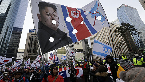 В Сеуле протестующие подожгли флаг КНДР