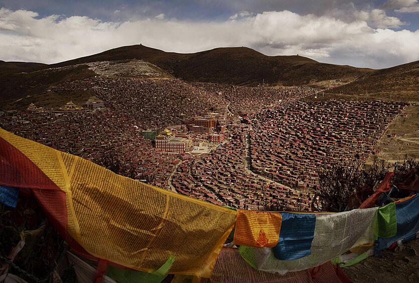 Второе место в категории «Повседневная жизнь. Серия». Тибетские молитвенные флаги в долине Ларунг. Фотограф: Kevin Frayer, Канада