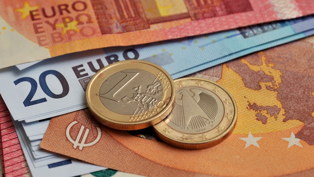 Курс евро на Мосбирже поднялся до 101 рубля