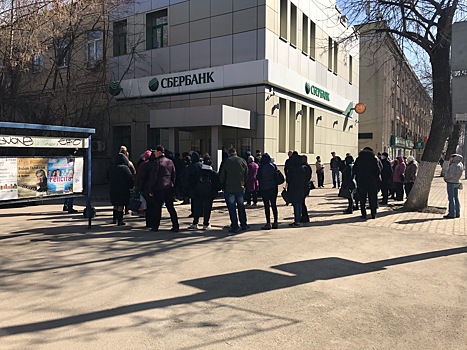 Самоизоляция в Саратове: у банка на Московской собралась толпа горожан