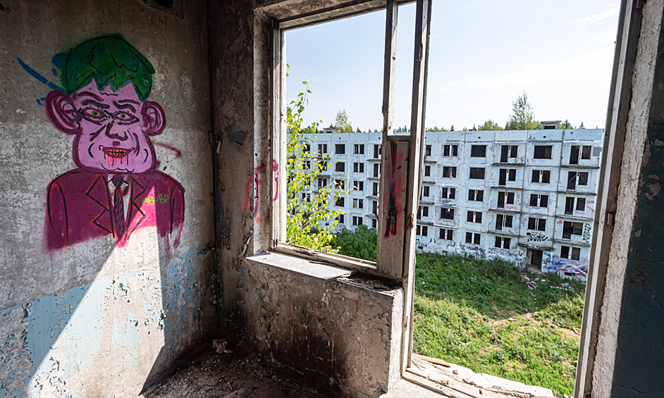 И за последние годы снабдили его самыми разными легендами и байками, в том числе о крупных разборках на этой территории представителей криминального мира, ритуалах сатанистов и о том, что в этих строениях (в военном городке была своя котельная, электроподстанция, магазин, казармы, клуб и дома для военнослужащих) - периодически прячутся беглые заключенные, пояснили авторы снимков.