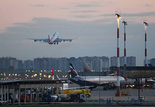 Российские пилоты заметили шар с веревкой в небе над Москвой