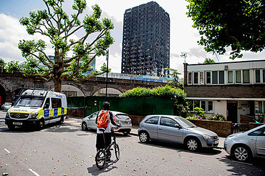 Лондонцев возмутили селфи на фоне сгоревшего небоскреба