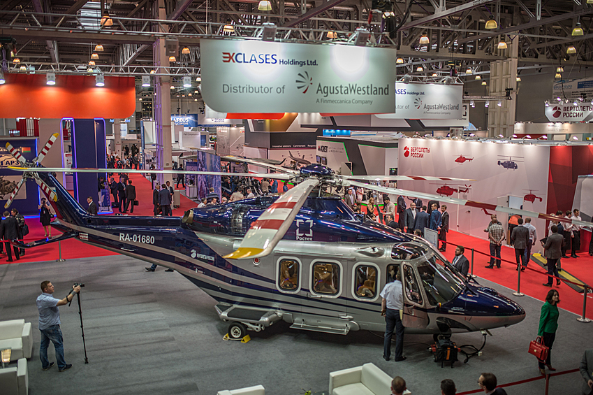 Вертолет AW-139 на стенде компании "Agusta Westland".