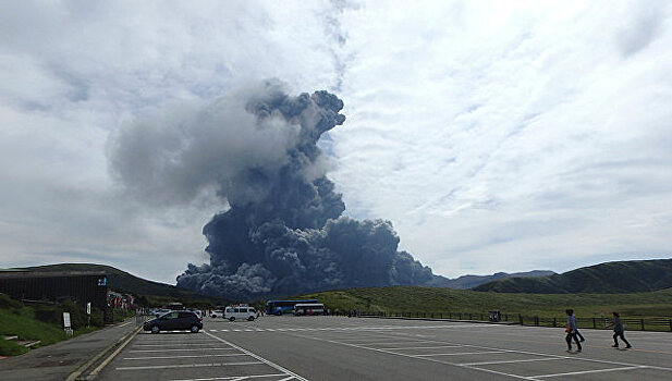 Вулкан в Японии выбросил столб пепла высотой 3200 метров