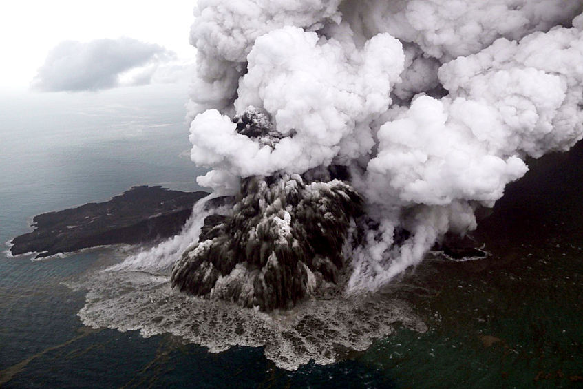 По данным властей страны, цунами мог вызвать подводный оползень, начавшийся из-за активности вулкана Анак-Кракатау, в сочетании с необычно высокой приливной волной из-за полной луны
