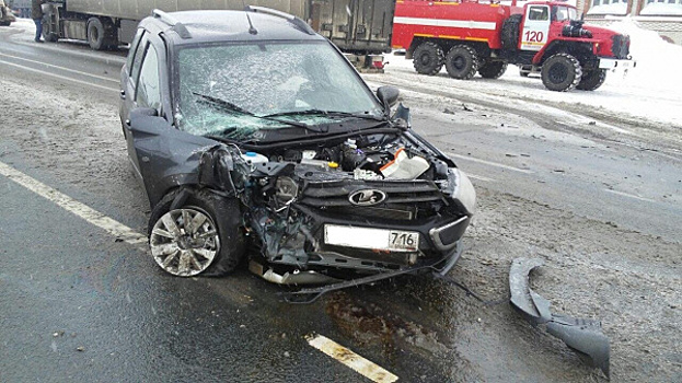 Легковушка лоб в лоб столкнулась с фурой в Самарской области
