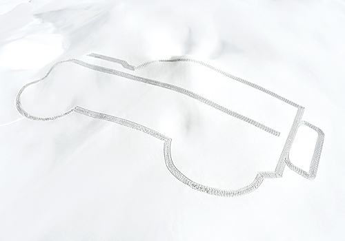 На снегу в Альпах протоптали 250-метровый Land Rover Defender