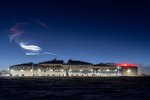 На фото попал крупный метеорит, пролетевший над станцией Восток в Антарктиде
