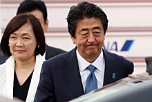 Супругу премьера Японии раскритиковали за посещение храма в период пандемии