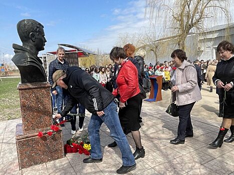 В День космонавтики возложили цветы к мемориалу космонавта Германа Титова