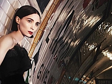 Девушка с татуировкой дракона спустилась на вечеринку в метро в новом ролике Givenchy